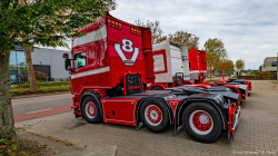 20251019-Tom-Holding-00214